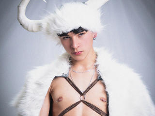 Chat Live with LukeHowlandy on XLoveCam