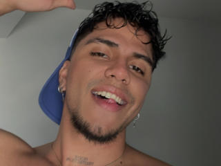Chat Live with SebasAllen on XLoveCam