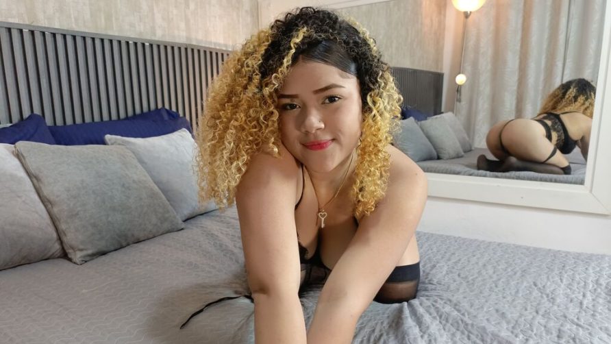 Chat Live with CarlieVega on LiveJasmin