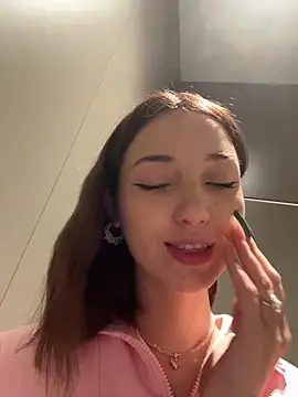 Chat Live with DollyTall on StripChat