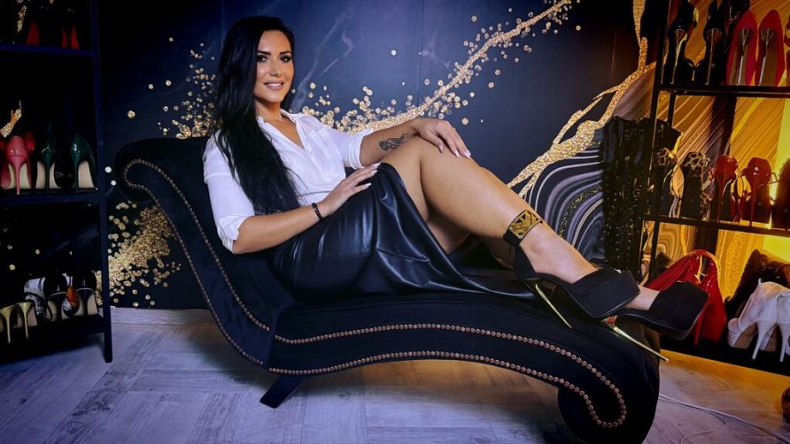 Chat Live with RaveenNoire on LiveJasmin