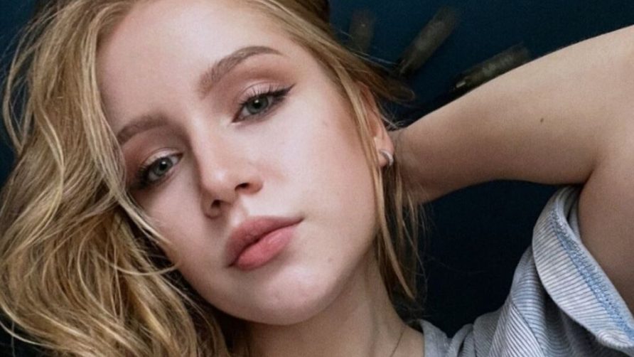 Chat Live with AngleaBirenbaum on LiveJasmin