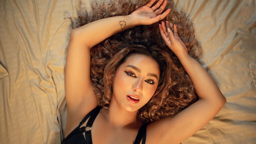 Chat Live with FloraSaenzz on LiveJasmin