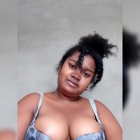 Chat Live with Ezrahsexy on BongaCams