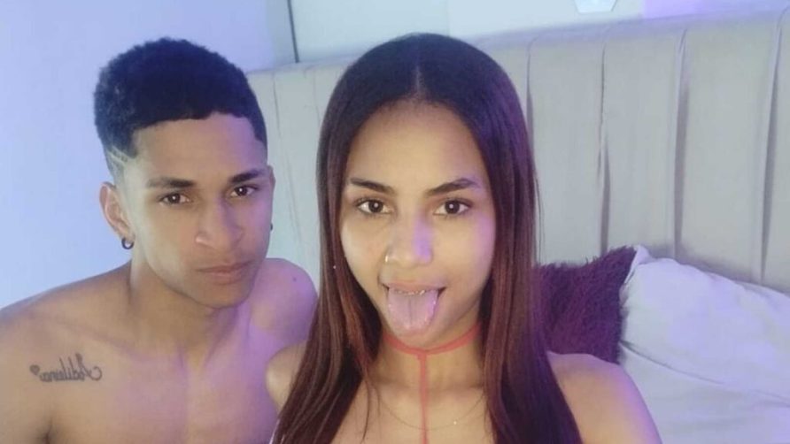 Chat Live with KarinAndMichis on LiveJasmin