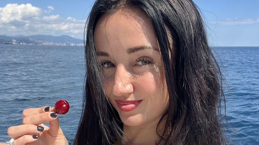 Chat Live with AngelaBerry on LiveJasmin