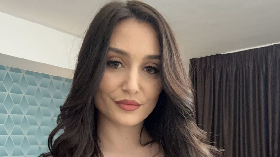 Chat Live with KassieWeins on LiveJasmin