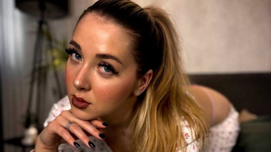 Chat Live with EmilyHawke on LiveJasmin