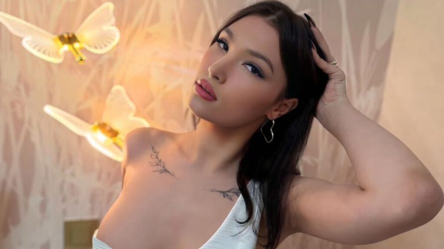 Chat Live with AlinaCrystals on LiveJasmin