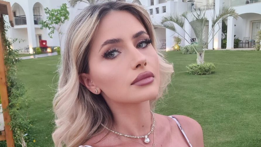 Chat Live with MoniqueSin on LiveJasmin