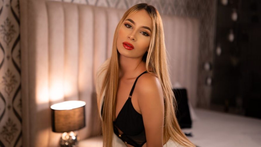 Chat Live with ChiaraBond on LiveJasmin