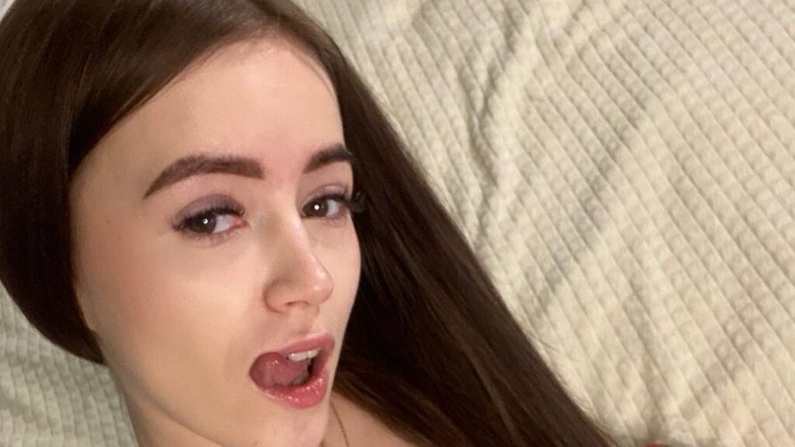 Chat Live with ChloeeeAdams on LiveJasmin