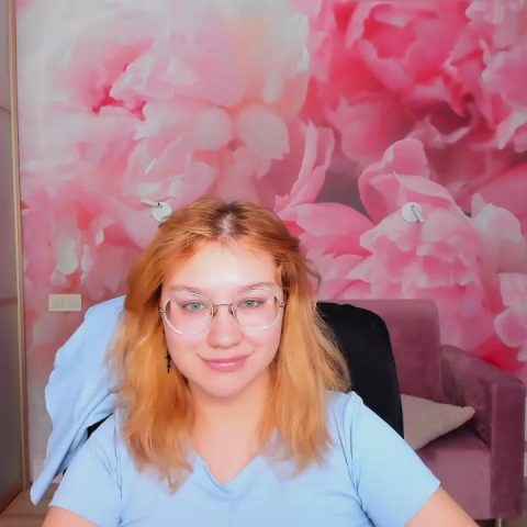 Chat Live with AngelinaLow on Cam4