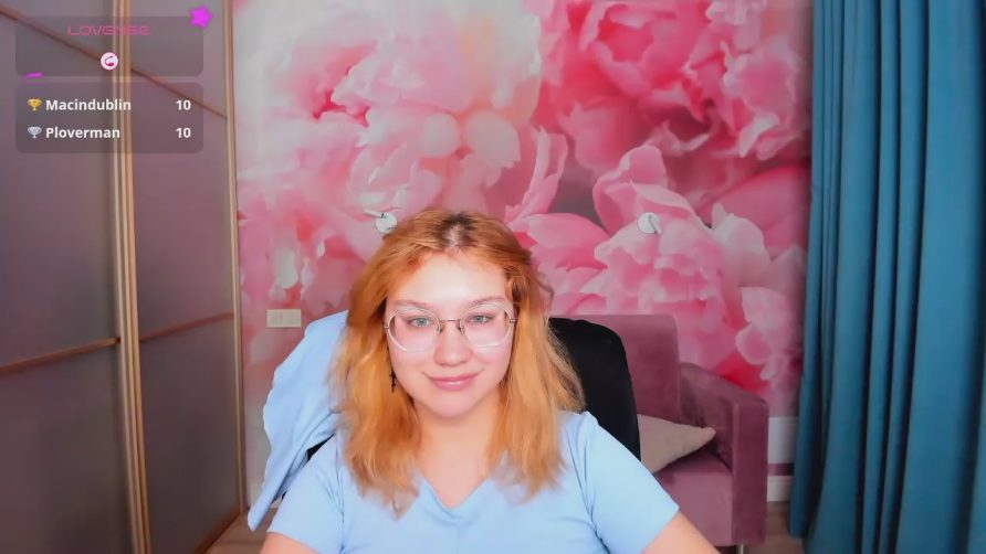 Chat Live with AngelinaLow on Cam4