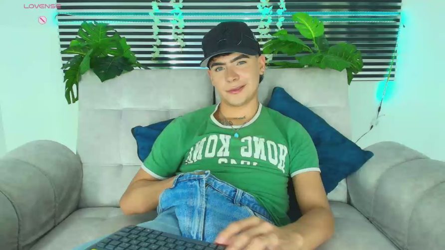 Chat Live with CamiiGuzman on Cam4