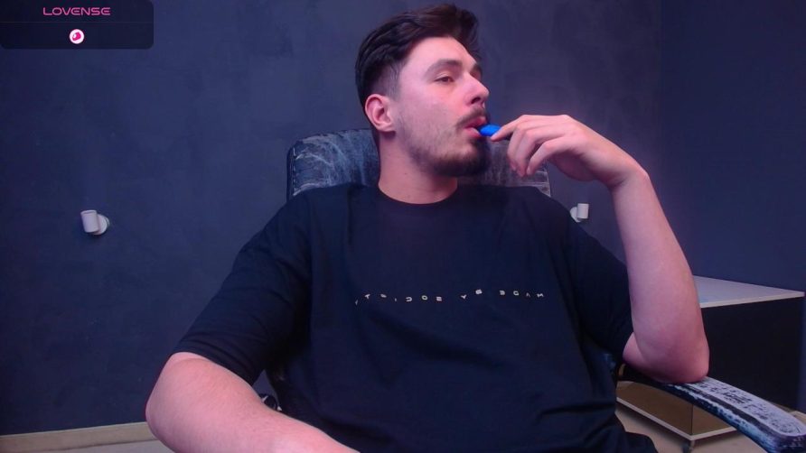 Chat Live with EnzzoRace on Cam4