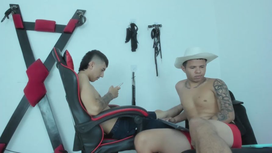 Chat Live with LatinsGuys18 on Cam4