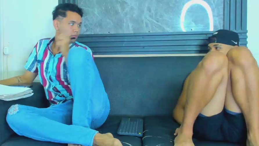 Chat Live with LostresBigBoys on Cam4