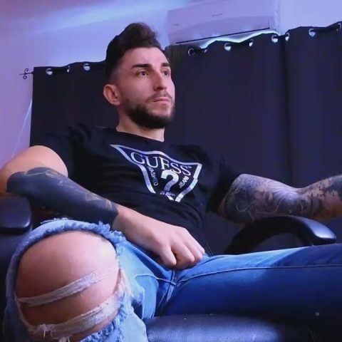 Chat Live with MightyAaronX on Cam4