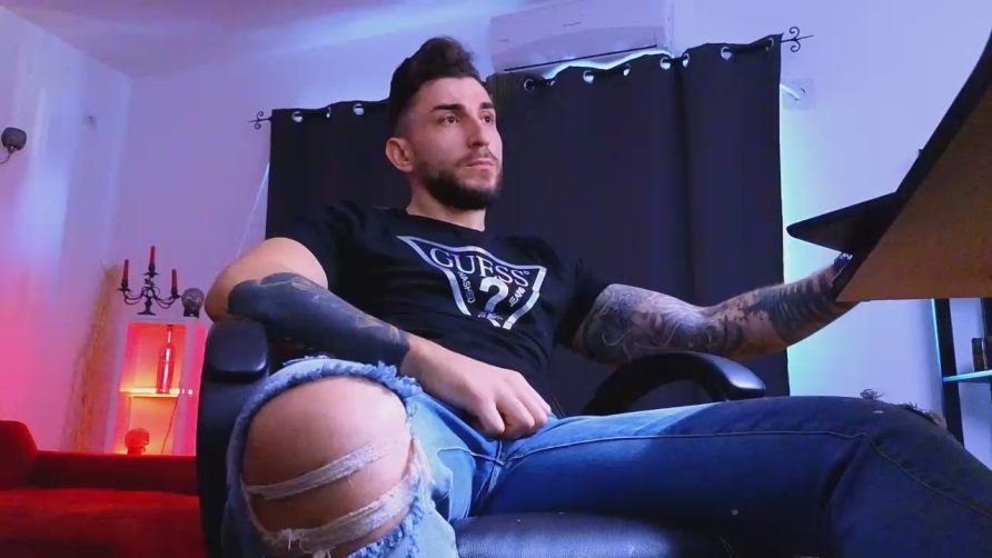 Chat Live with MightyAaronX on Cam4