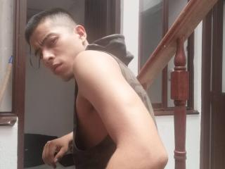 Chat Live with Monti69 on XLoveCam