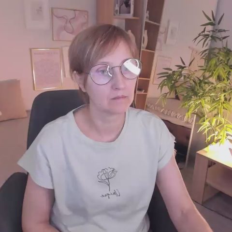 Chat Live with ParisCherry on Cam4