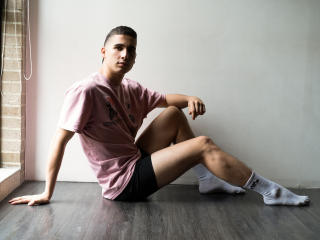 Chat Live with Ryanlevys on XLoveCam