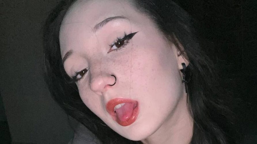 Chat Live with AccaBelow on LiveJasmin