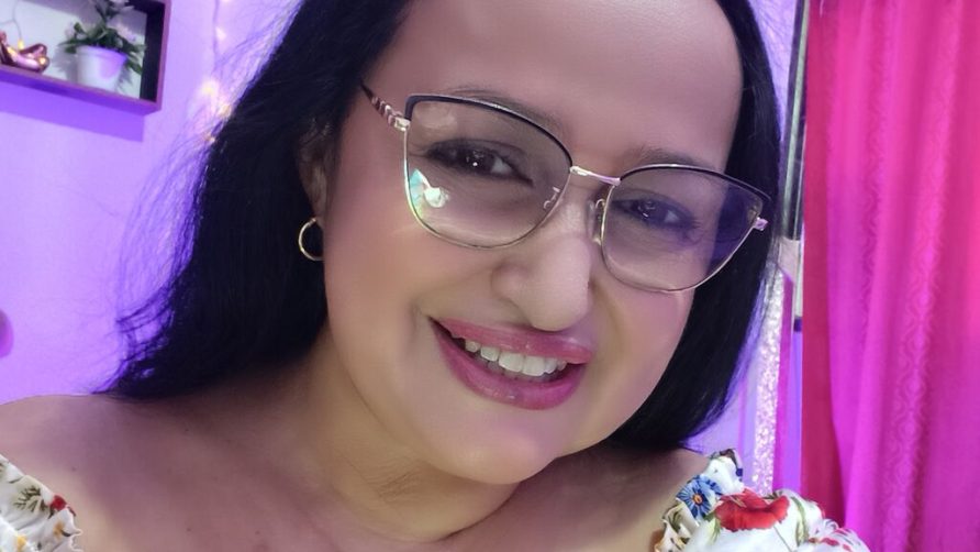 Chat Live with GiaNahomi on LiveJasmin