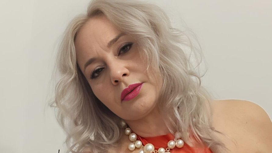 Chat Live with EmilyLoowe on LiveJasmin