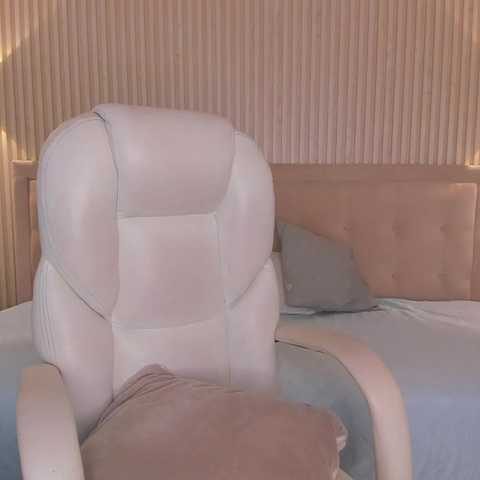 Chat Live with EmiliRoss on BongaCams