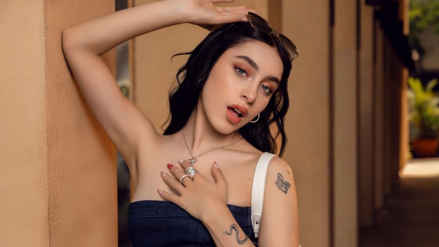 Chat Live with AliceBelov on LiveJasmin