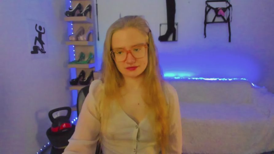 Chat Live with hottieNancy on Cam4