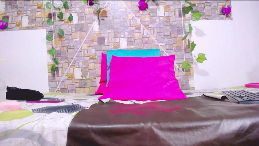 Chat Live with miadangerhot on Cam4