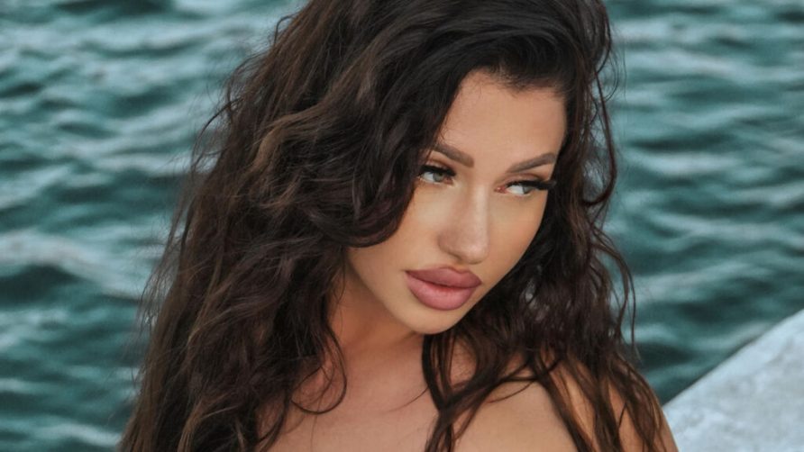 Chat Live with AlisaDiLaurentis on LiveJasmin