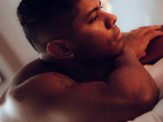 Chat Live with LeonHrz on XLoveCam