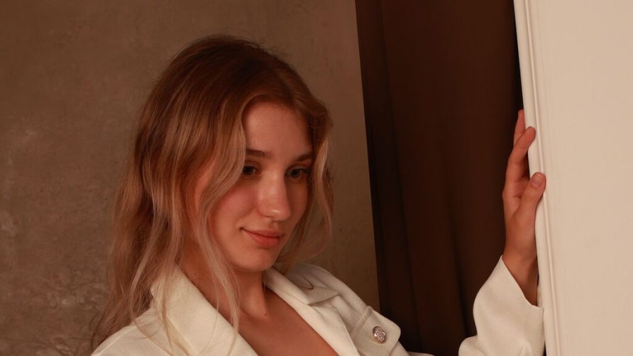 Chat Live with MaeGoreham on LiveJasmin