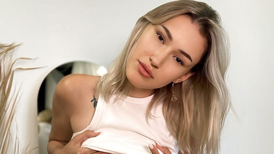 Chat Live with AliceKrossy on LiveJasmin