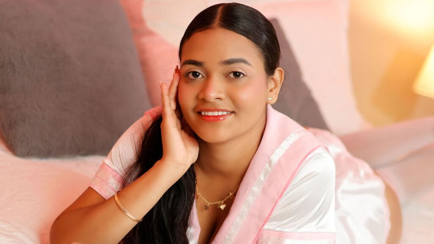 Chat Live with ZariRiley on LiveJasmin