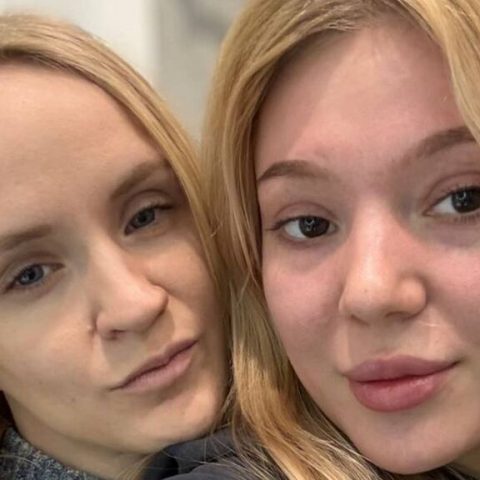 Chat Live with RoseAndCayla on LiveJasmin