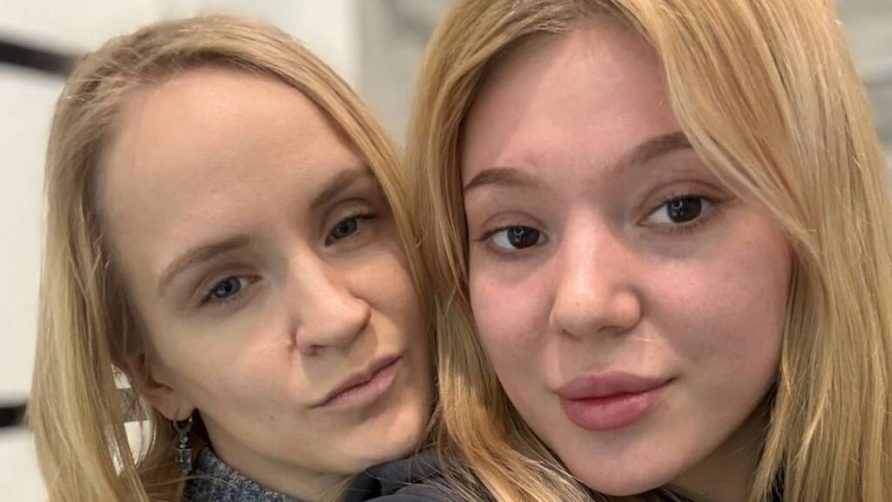 Chat Live with RoseAndCayla on LiveJasmin