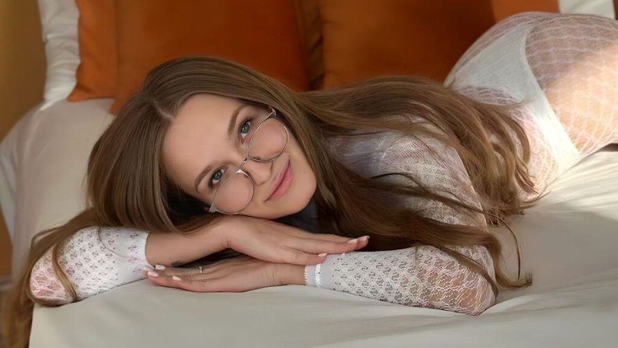 Chat Live with AuroraCruise on LiveJasmin