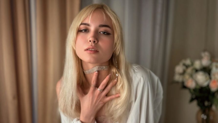 Chat Live with IrisIvory on LiveJasmin