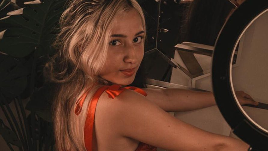 Chat Live with LanaRenner on LiveJasmin