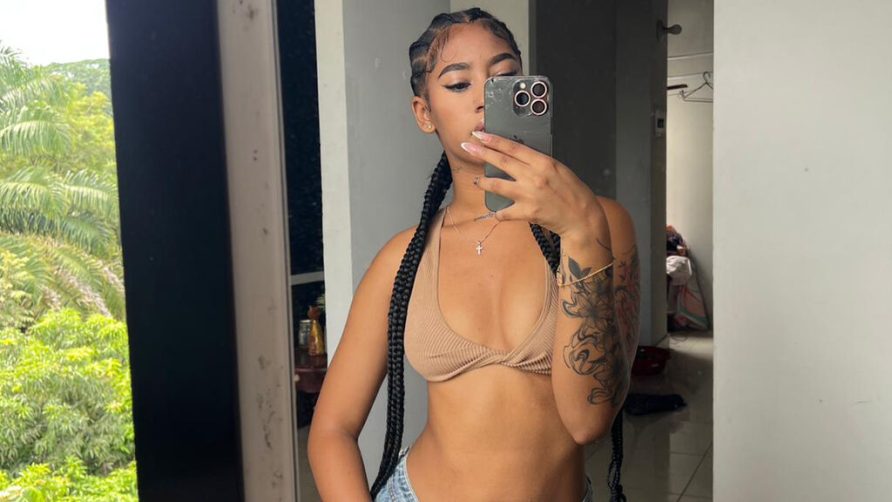 Chat Live with CarolineCartson on LiveJasmin