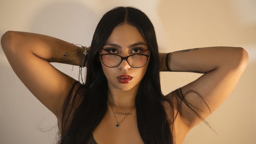 Chat Live with ChloeRiveiro on LiveJasmin