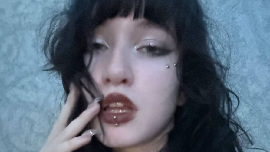 Chat Live with LouisePerrish on LiveJasmin