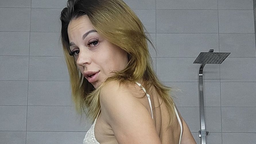 Chat Live with LyanaSweet on LiveJasmin