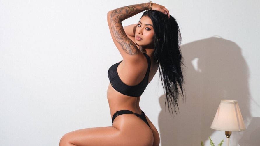 Chat Live with AdrianaKlose on LiveJasmin